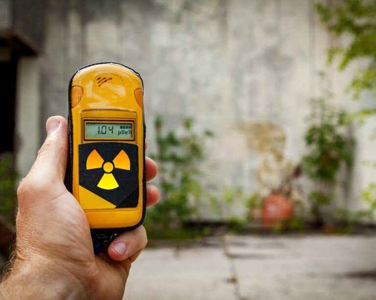 Handheld device measuring radiation levels